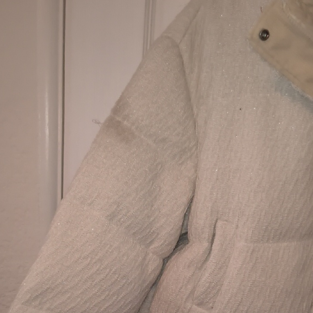 Elegant White Puffer Jacket (Stain On Sleeve) - Picture 9 of 11